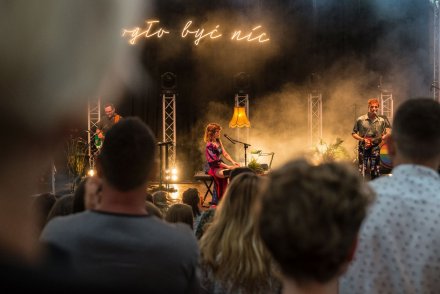 Koncert zespołu Kwiat Jabłoni w wiślańskim amfiteatrze